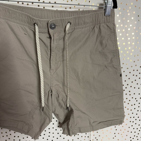 Vuori Men's Casual Shorts - Picture 3 of 9